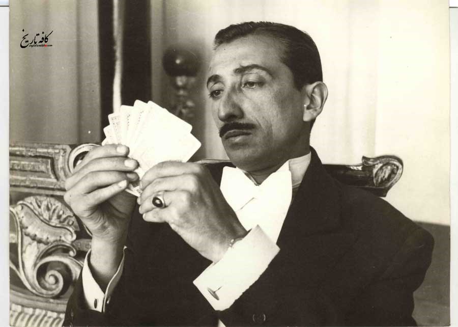 داريوش اسدزاده هنرمند تاتر و سينما داریوش اسدزاده (زاده ۱ آذر ۱۳۰۲ در کرمانشاه ) بازیگر تئاتر، فیلم و سریال ایرانی است.. او در ۲۰ سالگی وارد عرصه بازیگری شد و سال‌ها در مقام بازیگر، نویسنده و کارگردان در تئاتر تهران (نصر) فعالیت کرد. در دهه چهل و پنجاه شمسی در بیش از پنجاه فیلم سینمایی ایفای نقش نمود. پیش از انقلاب ایران را ترک کرد و در سال ۱۳۶۵ پس از ده سال اقامت در آمریکا بازگشت و در دو سریال سمندون و خانه سبز شرکت داشت که این دو اثر را می‌توان تأثیرگذارترین آثار کارنامه هنری او دانست.