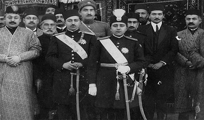احمدشاه و محمدحسن میرزا ولیعهد در لباس رسمی به اتفاق رضاخان و قوام‌السلطنه و چندتن از رجال و دربار
