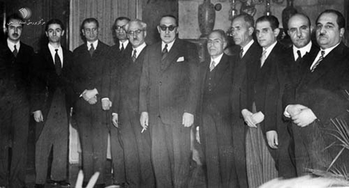 هیئت ایرانی به ریاست قوام‌السلطنه پیش از سفر به مسکو