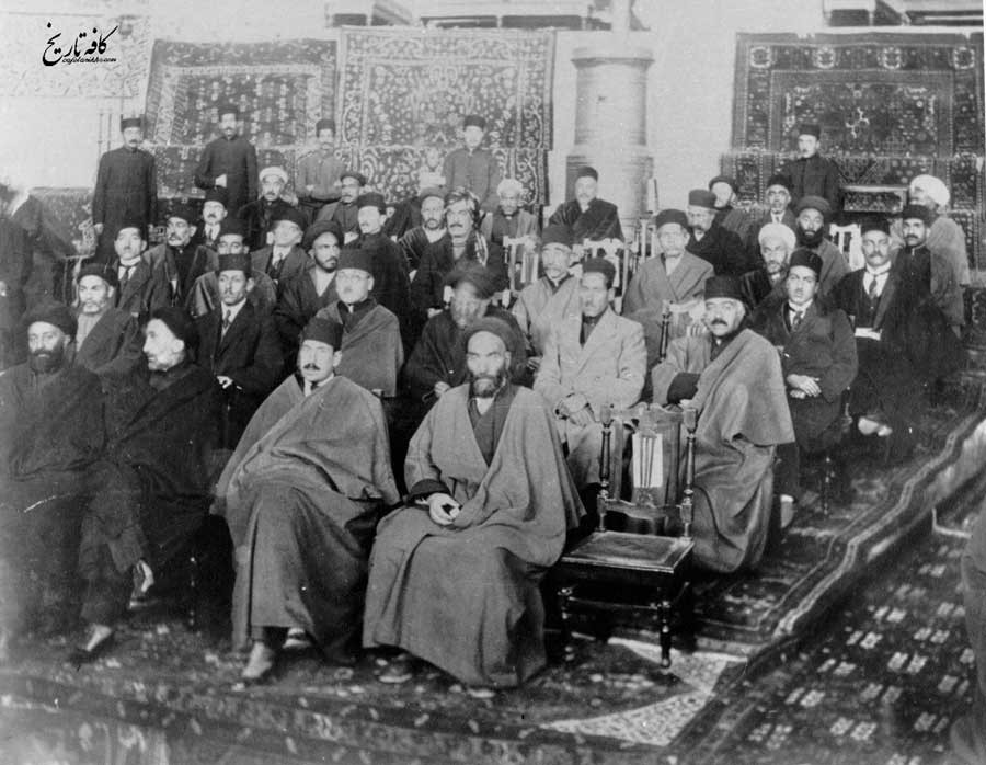 يكي از جلسات نمايندگان مجلس موسسان اول در حضوص انقراض سلسله قاجاريه