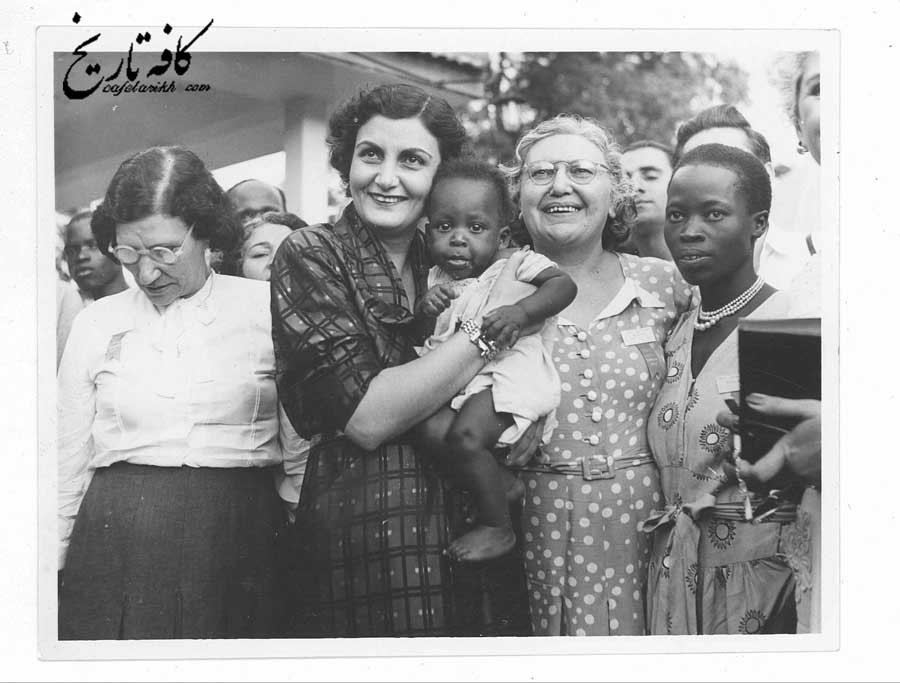 باهره خمسي در جمع عده اي از بهائيان خارجي  